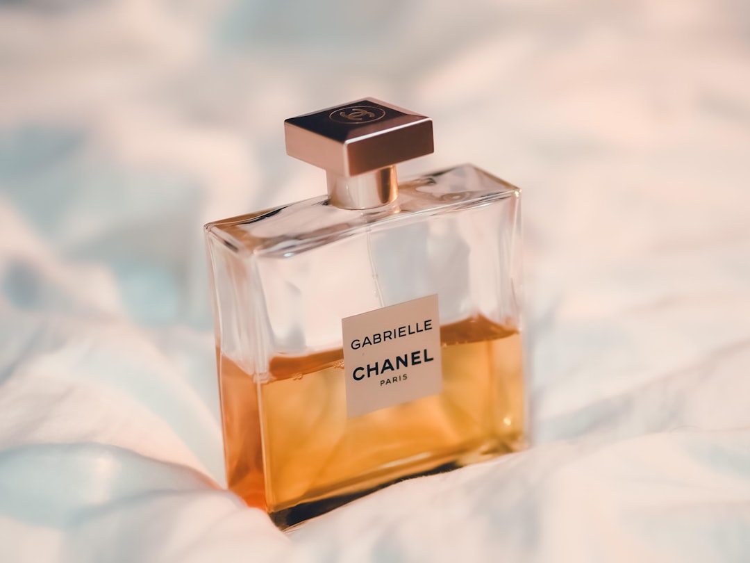 エクラドール 香水 口コミ 香りと持続時間 — 公式の「14時間」はさすがに盛りすぎのイメージ画像