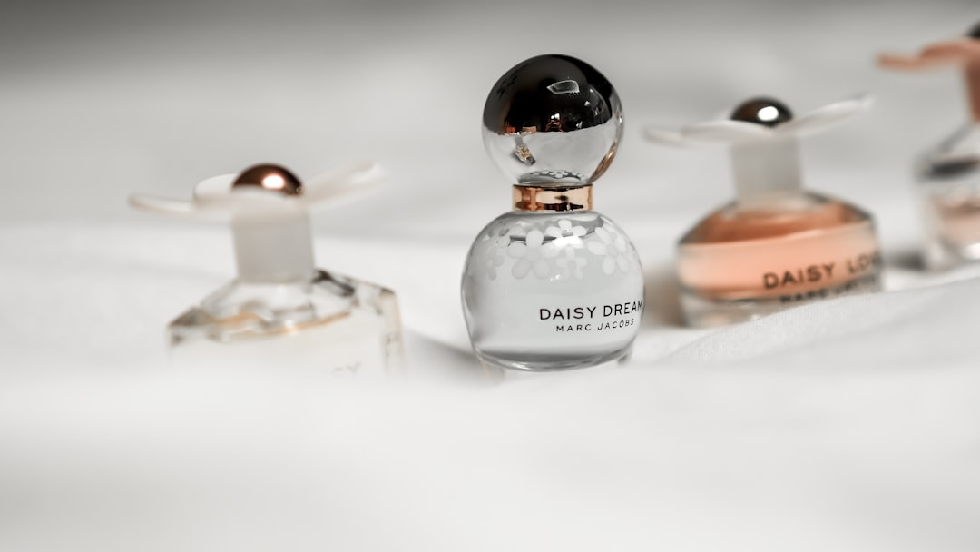 ルームフレグランス 置き場所 書斎・仕事デスクの置き場所｜集中力が変わる香りの配置術のイメージ画像