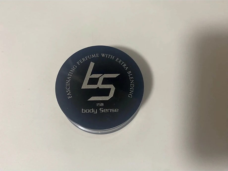 ボディセンスの容器。黒いフタに「158 body Sense」(運営者が撮影)