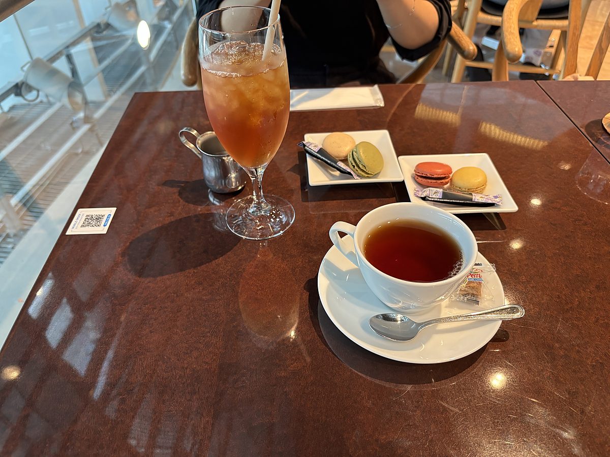 紅茶とアイスティー、マカロン