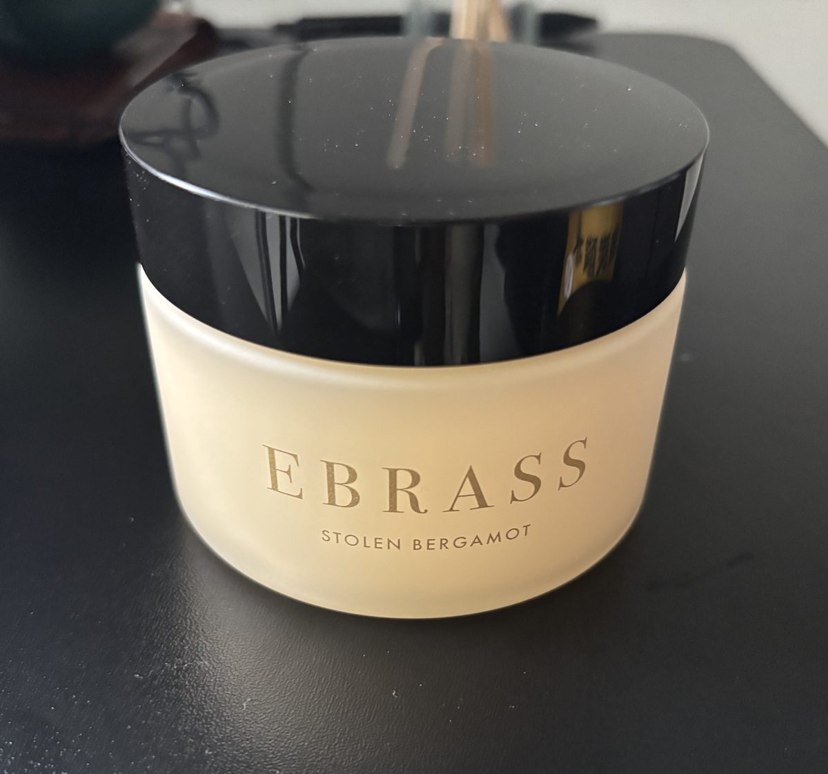 EBRASS STOLEN BERGAMOT の瓶。すりガラスのジャーに黒いフタ(運営者が撮影した実物)