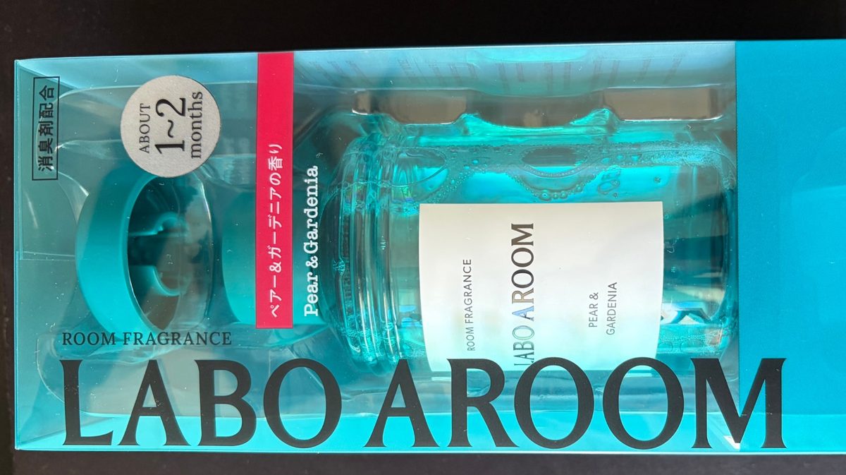 LABO AROOM ルームフレグランス ペアー&ガーデニアの箱の正面。消臭剤配合・ABOUT 1〜2 months の表示(運営者が撮影)