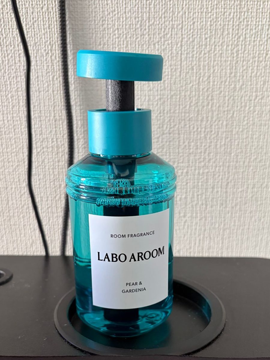 組み立てて机に置いたLABO AROOM ルームフレグランス ペアー&ガーデニア。芯がキャップの穴から出て、上に上部カバーがのる(運営者が撮影)